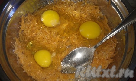 Смешиваем морковь с сахаром и добавляем яйца.
