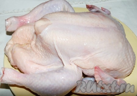 Курицу помыть, слегка обсушить.