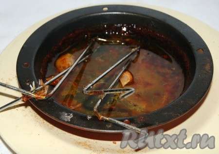 Готовую куру гриль вытащить из духовки. Снять с подставки.