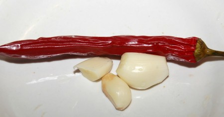 Чеснок и острый перец можно поместить во внутрь курицы, не натирая ее, так как не все любят острый и чесночный вкус, но для аромата они необходимы.
