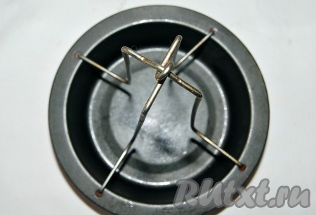 Приготовить подставку для приготовления курицы.