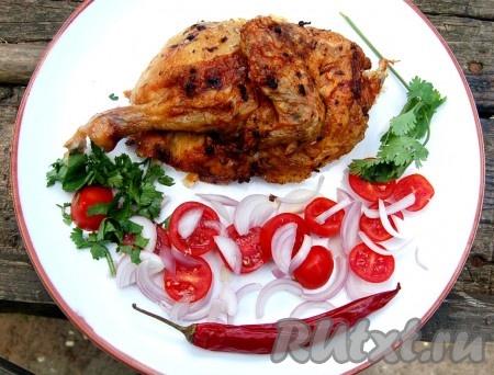 Готовую куру гриль, приготовленную в духовке, разрезать на порции и добавить гарнир. В качестве гарнира могут использоваться любые свежие овощи. Также отдельно можно подать томатный соус.
