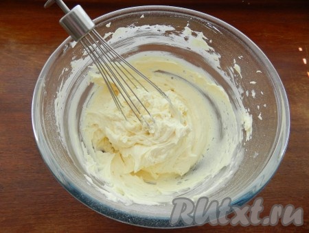 Хорошо охлаждённые сливки взбить с сахарной пудрой в густую массу на максимальных оборотах миксера.