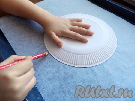 Противень застелить бумагой для выпечки, нарисовать на ней окружность (я использовала тарелку диаметром 18 см). Затем перевернуть бумагу на другую сторону.