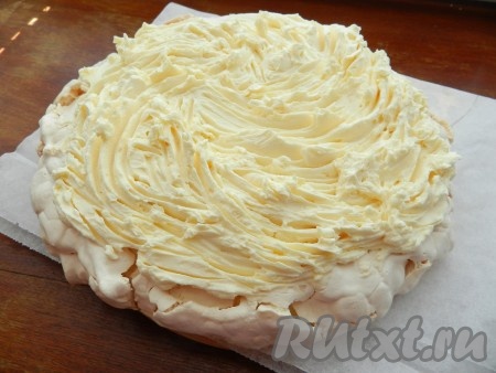 Нанести взбитые сливки на остывший корж из безе.