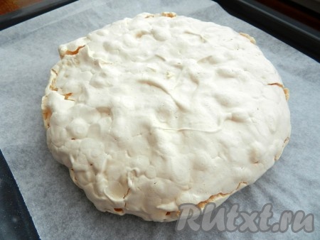 Духовку разогреть до 100 градусов. Выпекать безе 1 час, а затем на 1 час оставить в выключенной закрытой духовке. Корж должен получиться сверху хрустящим, даже хрупким, а внутри - нежным и мягким. Затем достать корж из духовки, оставить до полного остывания.