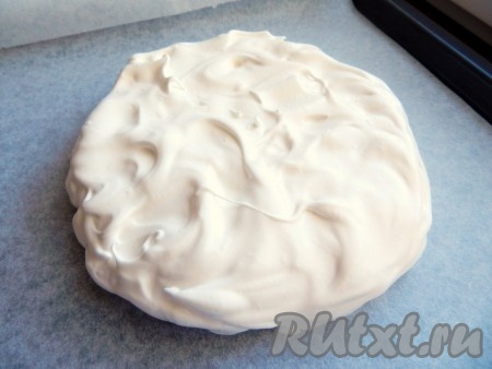 Взбитые белки выложить на отмеченный круг на бумаге для выпечки.