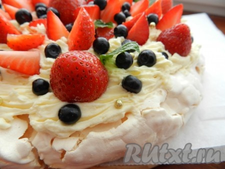 Свежие ягоды вымыть и обсушить. Украсить торт по своему вкусу. Я украсила клубникой, черникой и кондитерской посыпкой.