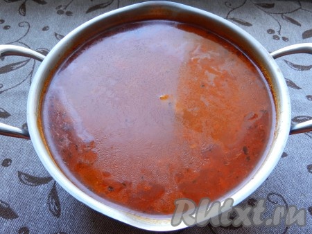 В кипящий бульон выложить фасоль с овощами, довести до кипения и убрать с огня.