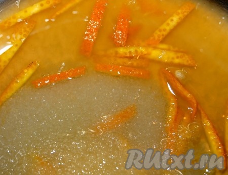 В маленьком ковшичке сварить сироп. Для этого поместить в ковшик сахар, полоски апельсиновой цедры, сок и воду. Довести все до кипения, проварить 2 минуты и сироп готов.
