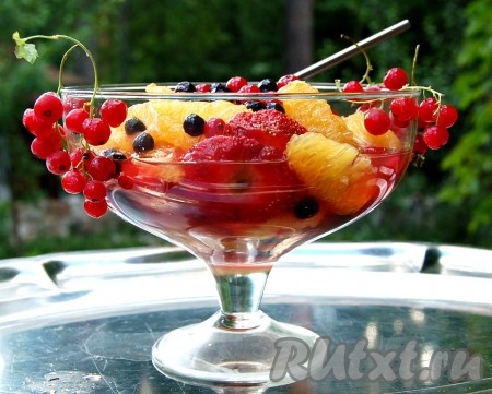 Затем фрукты переложить в вазочку, в которой они будут подаваться. Украсить по своему вкусу и подавать на стол.