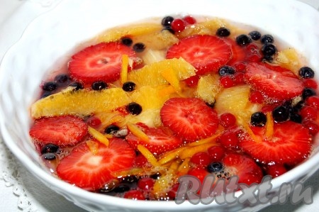 Остудить и убрать в холодное место. В холодильнике фрукты в сиропе могут храниться 4 часа.