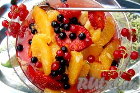 Затем фрукты переложить в вазочку, в которой они будут подаваться. Украсить по своему вкусу и подавать на стол.