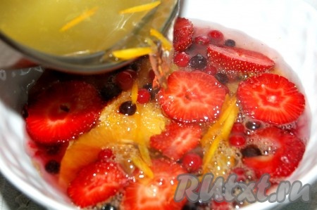 Горячим сиропом залить все фрукты в вазочке.