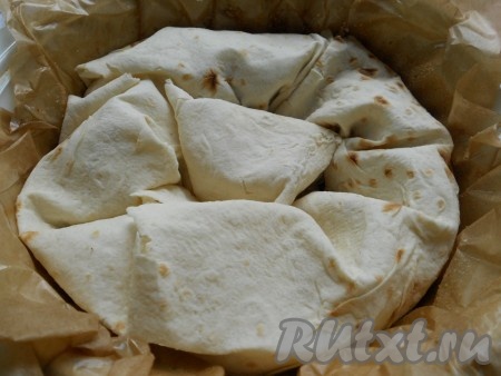 Аккуратно, но быстро &nbsp;сворачиваем плотно в рулет. Форму (круглую) застилаем пергаментом, смазываем маслом и обильно посыпаем панировочными сухарями. Рулет сворачиваем спиралью по кругу формы (улиткой).
