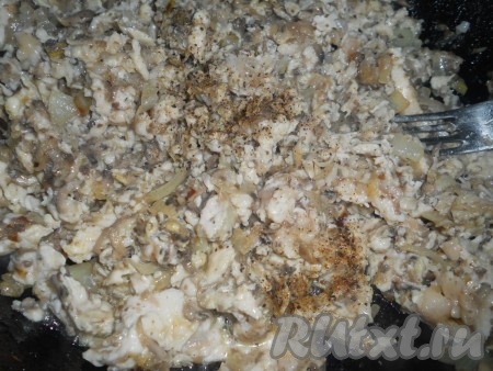 Как только начнет выделяться грибной сок, добавляем фарш. Обжариваем все вместе до готовности. Солим и перчим. Отставляем остывать.
