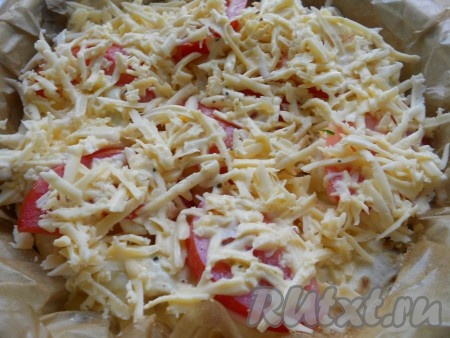 Далее, смешиваем сливки и яйцо, солим, перчим, добавляем любимые травки. Заливаем лаваш с начинкой этой заливкой (1/3 заливки оставить). Зубочисткой поколоть лаваш в разных местах. Помидоры режем полукольцами и выкладываем сверху пирога. Поливаем оставшейся заливкой и посыпаем тертым сыром.
