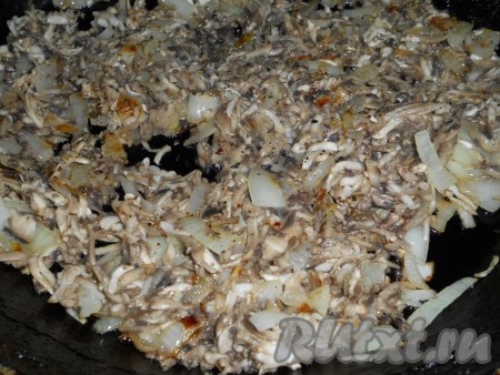 Грибы трем на терке и добавляем к луку.
