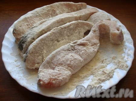 Муку высыпать в тарелку и запанировать каждый кусочек толстолобика в муке.
