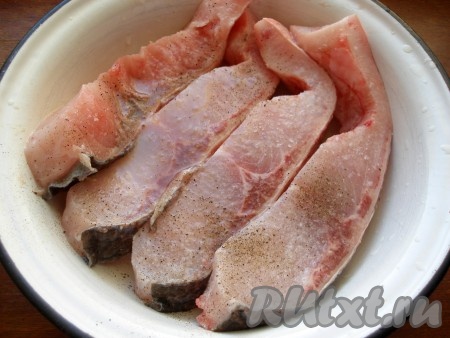 Натереть каждый кусочек солью и перцем, полить лимонным соком и оставить на 15 минут.