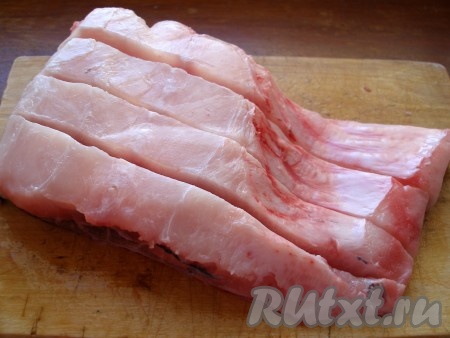 Рыбу вымыть, очистить, нарезать на порционные куски.