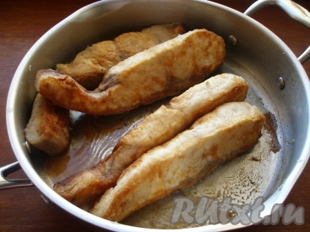 В сковороде разогреть растительное масло. Обжарить кусочки толстолобика с двух сторон, затем положить шкуркой вниз, уменьшить огонь, накрыть крышкой и довести до готовности в течение 7-8 минут.