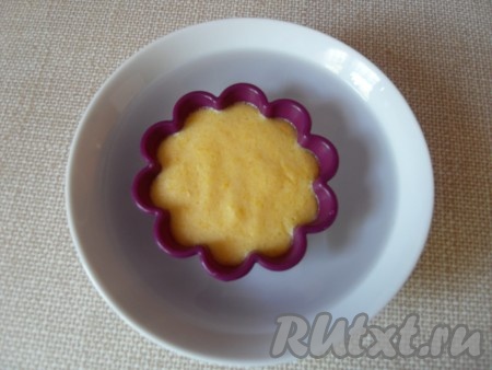 Чтобы переложить абрикосовый самбук на тарелки, надо опустить формы на несколько секунды в горячую воду и выложить самбук на тарелки.
