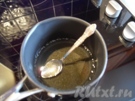 Приготовить желатин. Налить в маленькую кастрюльку горячую воду (мне потребовалось 50 мл) и всыпать желатин, постоянно помешивая. Оставить для растворения/набухания. Если желатин не растворился, то нагреть смесь, постоянно помешивая, до полного растворения желатина, но НЕ КИПЯТИТЬ.
