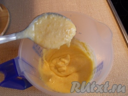 Соединить абрикосовое пюре с сахаром и яичным белком. Взбить до получения пышной пены.