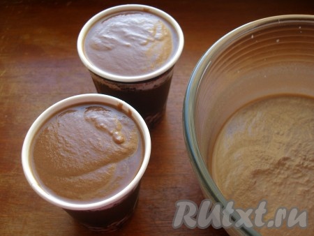 Для замораживания и подачи мороженого удобно использовать одноразовые картонные стаканчики.
