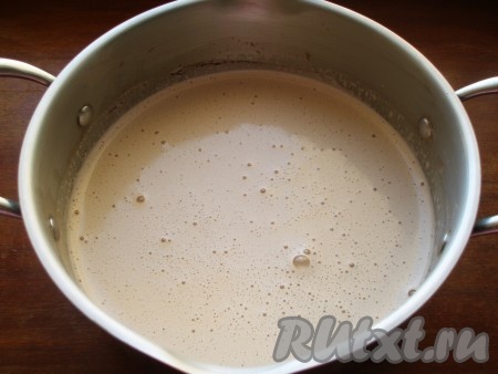 Ввести взбитые желтки в шоколадно-молочную смесь. чтобы желтки не свернулись, вливать их постепенно и сразу размешивать. Поставить на медленный огонь и варить, постоянно помешивая, до загустения, не допуская кипения смеси.