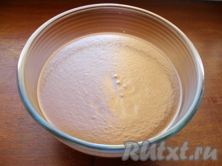 Перелить смесь для домашнего шоколадного мороженого в форму, пригодную для замораживания, накрыть пленкой или фольгой и убрать в морозильную камеру для заморозки на 3 часа.
