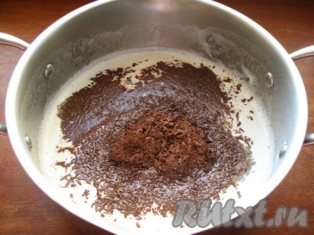 Молоко нагреть до кипения и растворить в нем шоколад. Снять с огня, немного остудить.