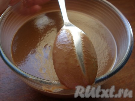 Консистенция смеси должна стать такой, что если провести пальцем по ложке – останется след.

