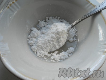 Смазываем хорошо верх пирога (в молоке растворить сахар). Оставляем пирог в теплом месте на 20-30 минут. Выпекаем сдобный праздничный пирог в разогретой до 180 градусов духовке 25-35 минут (до румяности).

Тем временем готовим помадку - смешиваем сахарную пудру с водой.