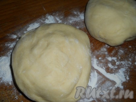 Даем тесту немного отдохнуть, накрыв полотенцем. Далее делим его на 2 части.
