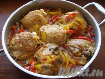 Накрыть крышкой, уменьшить огонь и тушить до готовности мяса и овощей 15 минут.