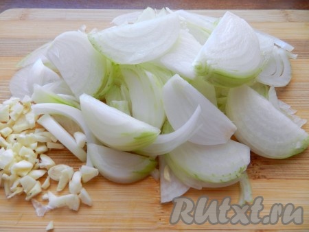 Лук нарезать полукольцами, чеснок порубить ножом.