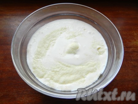 Манную крупу залить кефиром, перемешать и оставить на 1 час.