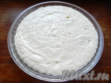 Форму для выпечки смазать маслом, выложить в нее тесто, разровнять и оставить на 10 минут.