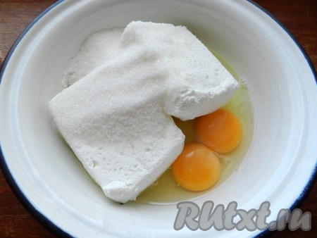 Творог смешать с яйцами, сахаром и ванильным сахаром.