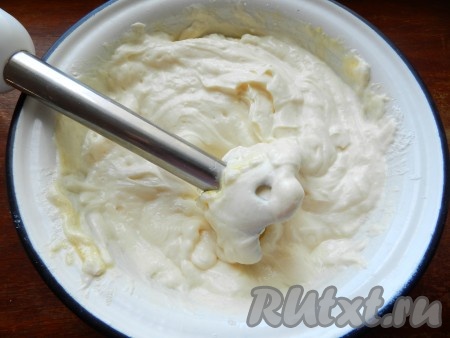 Растереть в однородную массу без комочков. Удобно использовать для этой цели блендер.