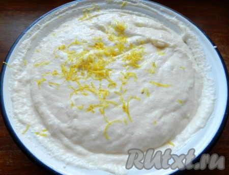 Всыпать 1 чайную ложку разрыхлителя, все тщательно перемешать. С лимона снять цедру и добавить к общей массе, перемешать.
