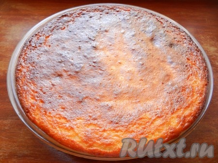 Выпекать творожную запеканку при температуре 190 градусов в течение 40 минут. Готовую запеканку не доставать сразу из духовки, приоткрыть дверцу и подержать в духовке еще 5-7 минут.
