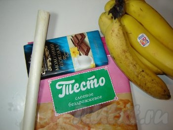 Подготовьте продукты для приготовления конвертиков с начинкой из слоёного бездрожжевое тесто. Заранее разморозьте слоёное бездрожжевое тесто. В качестве начинки я взяла спелый банан и молочный шоколад - это самые простые варианты начинки для конвертиков. Но с начинками можно экспериментировать бесконечно. Отличной начинкой для слоек могут стать, например, творог, сыр, вишня, клубника, куриное филе, грибы - здесь вы ограничены только имеющимися в вашем распоряжении продуктами и своей кулинарной фантазией.