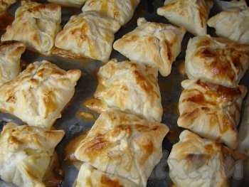 Выпекайте конвертики с начинкой в разогретой до 200 градусов духовке минут 15-20 минут (до приятного золотистого оттенка слоёного бездрожжевого теста).