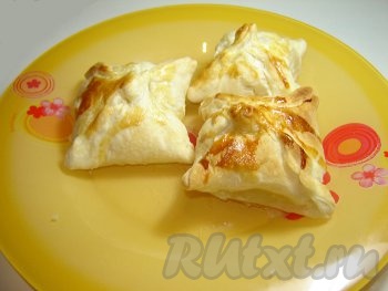 Аппетитные, воздушные конвертики из покупного слоёного теста готовятся и просто, и быстро, их можно есть и горячими, и полностью остывшими. А уж какой вы сделаете начинку - зависит только от вас, в любом случае получится очень вкусно!