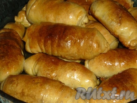 Оставить пахлаву при комнатной температуре на 5–6 часов (можно залить прямо на противне, если она лежит довольно плотно).
