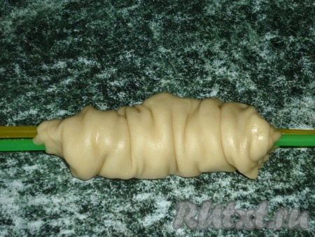 Собрать свернутое тесто в гармошку.
