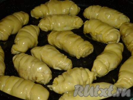 Таким же образом раскатать, посыпать начинкой и свернуть все оставшееся тесто. Сложить турецкую пахлаву на противень, смазать яичным желтком, взболтанным со столовой ложкой воды, и поставить в разогретую до 200 градусов духовку на 10–15 минут.
